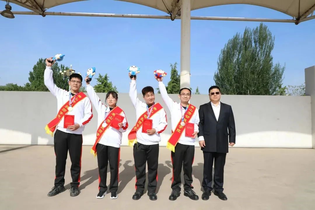 唐山勞動(dòng)技師學(xué)院為河北省第一屆職業(yè)技能大賽獲獎選手頒獎